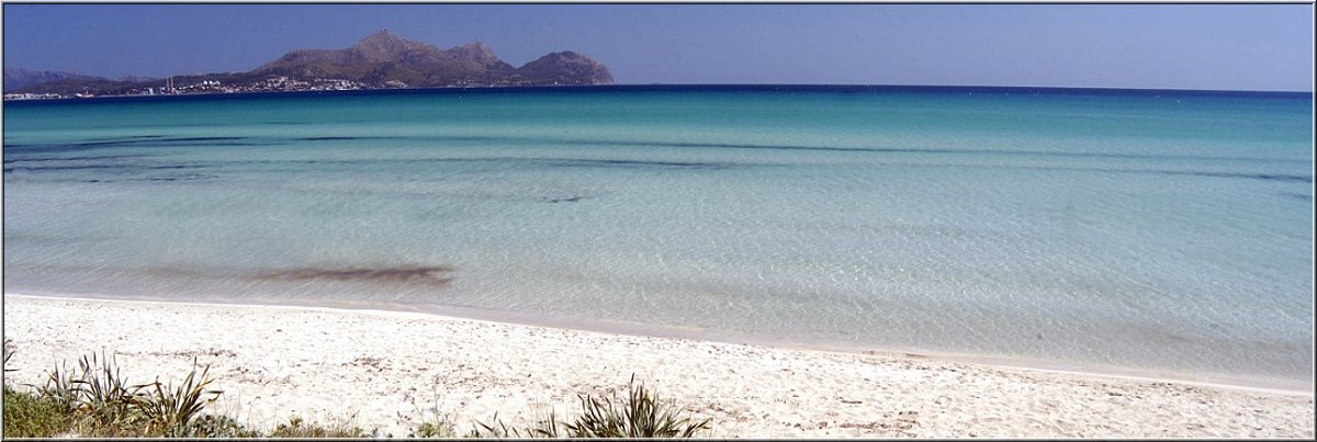 Playa_Muro_2014_004.jpg - Die Bucht kommt Dir nicht vor wie ein Bucht, da sie einige Kilometer lang ist. Weit draußen umrahmen die auslaufenden Berge den Horizont. Ein Bild, an dem man sich nicht satt sehen kann... Auch abends nicht, übrigens.