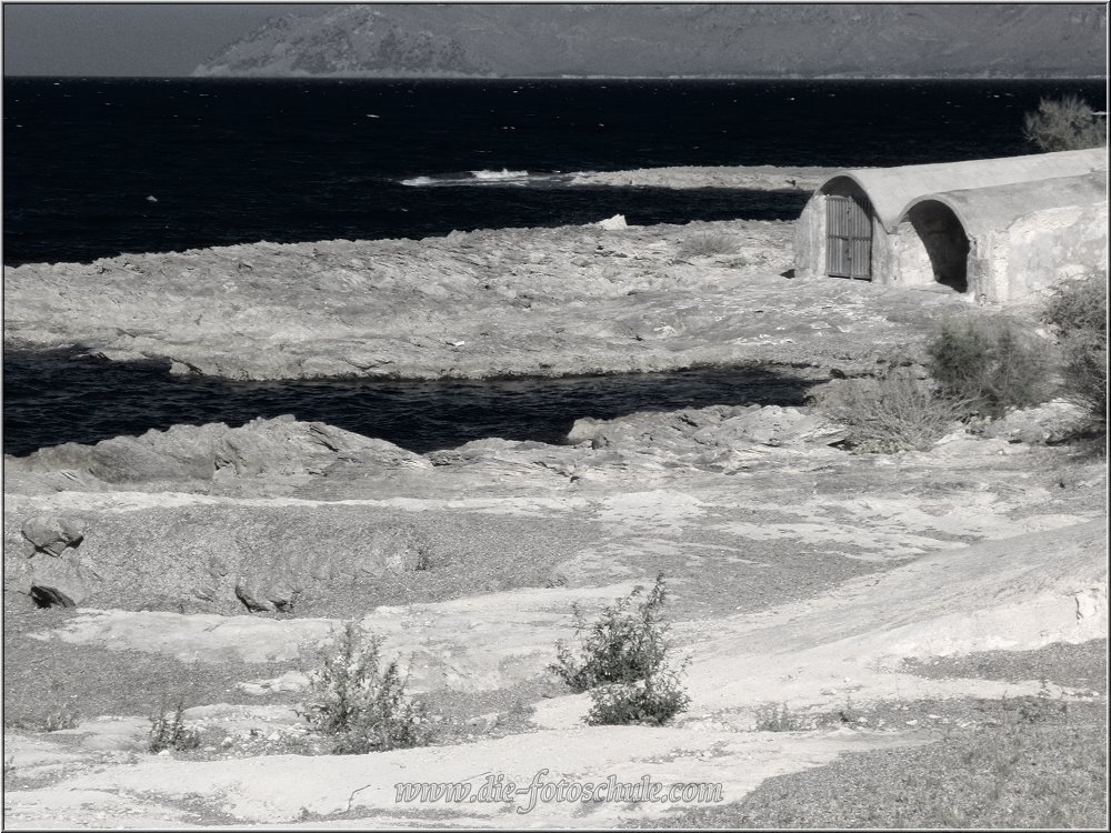 San_Baulo_2014_004.jpg - Der Strand von Son Baulo ist steinig, die einzige Ausnahme bietet eine Sandbucht am südlichsten Ende des Ortes.