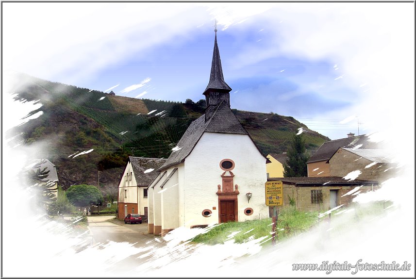 Mosel_Die_Fotoschule_013_2.jpg - Postkarten-Stil der 70er  --  Piesport Kapelle