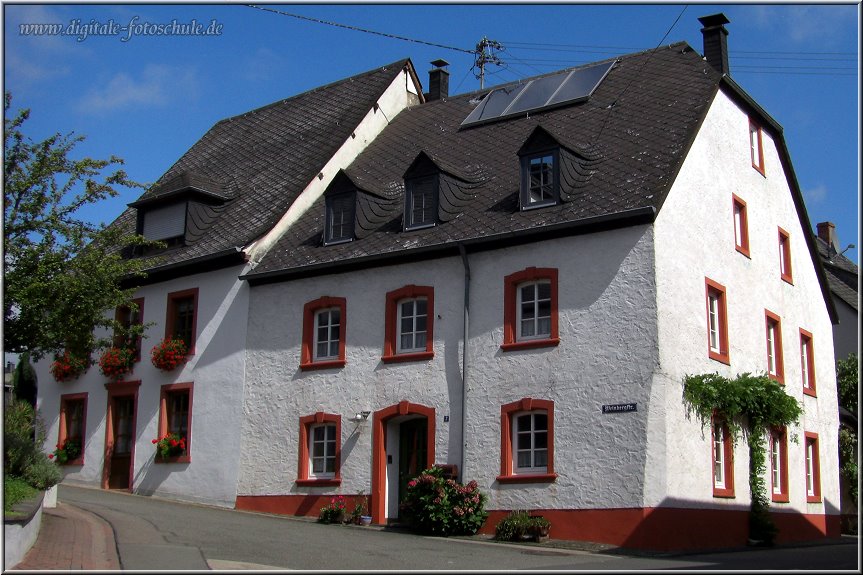 Mosel_Die_Fotoschule_047.jpg - Häuserzeile in Minheim