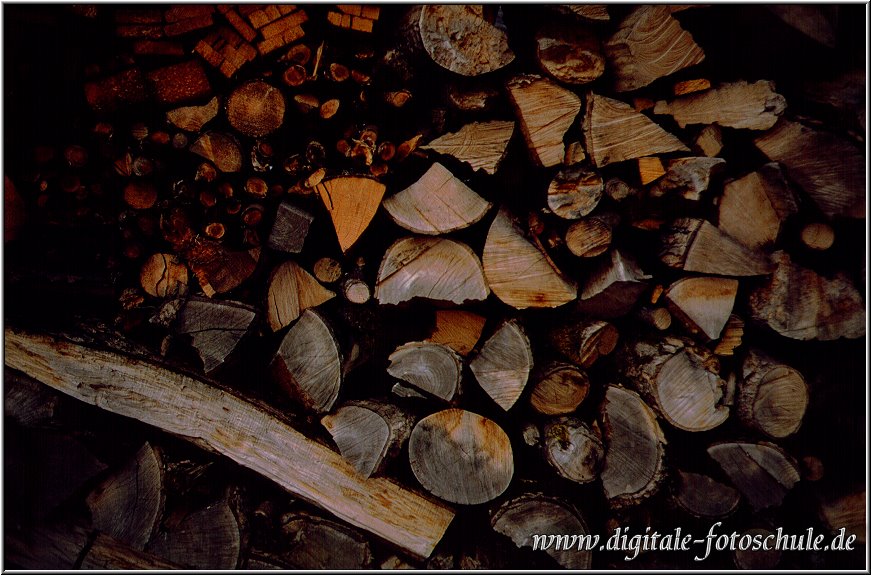 Gstaad19.jpg - Holzstapel in Gstaad Schweiz 1989