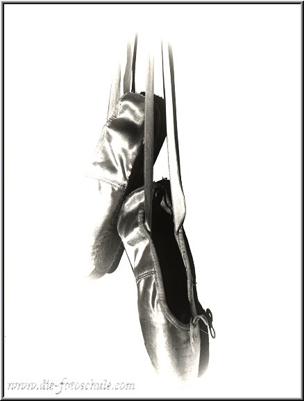 Schwarzweiss-Balett-Schuhe.jpg - Ballett-Schläppchen, ein echtes Schwarzweißbild von 1986