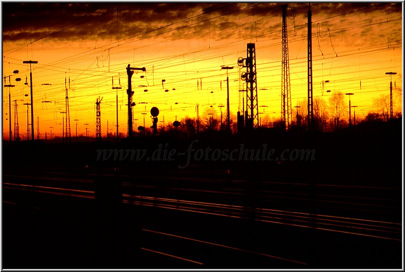 Sonnenuntergang_Gleise4.jpg - In Westhofen bei Schwerte an den Bahngleisen, leider ist das Dia im Laufe der Jahre etwas verrottet 1979