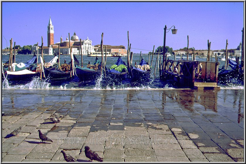 Venedig_Gondeln_Wasserspritzer.jpg - Markusplatz Venedig 1993