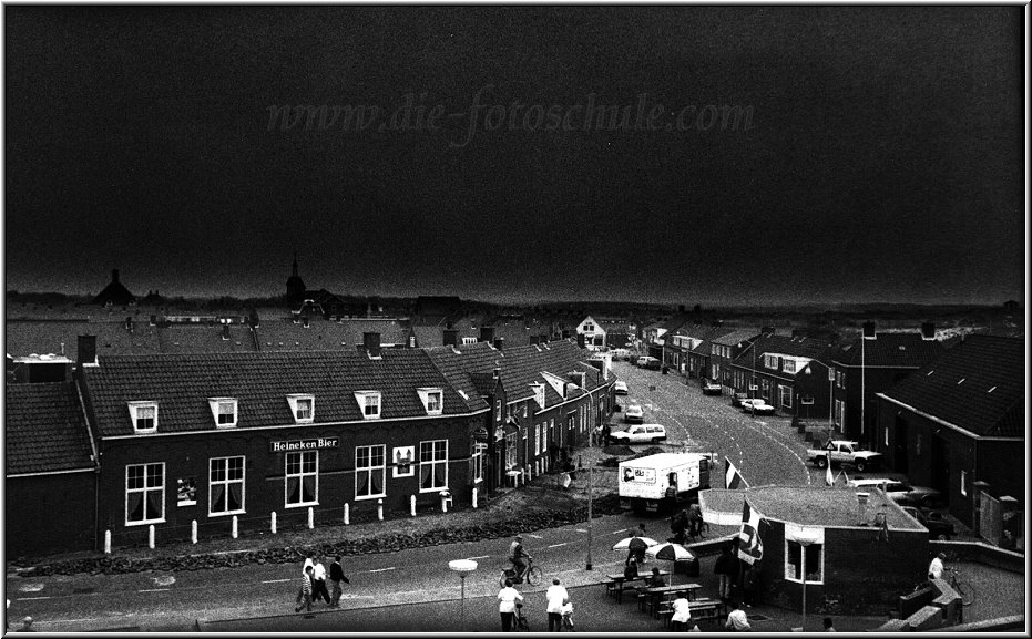 Wijk_Holland_duester_sw.jpg - Holland 1984, auf Schwarzweißfilm fotografiert