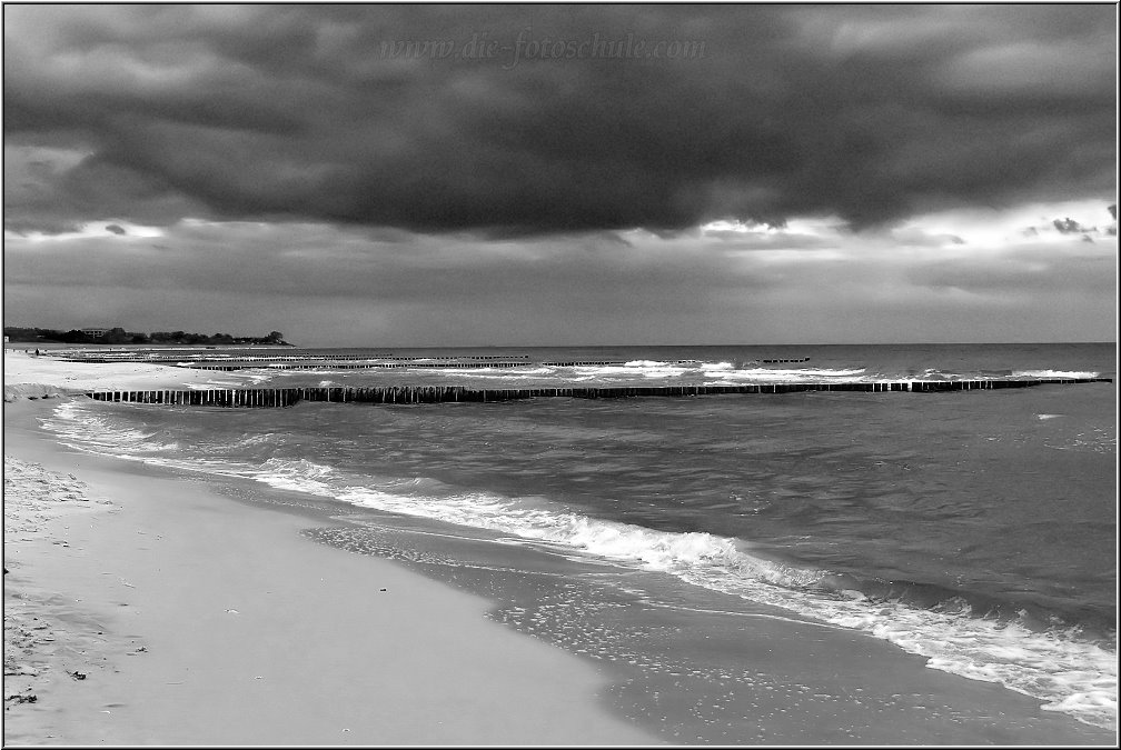 Ahrenshoop_2014_007sw.jpg - Ein Gewitter kündigt sich an