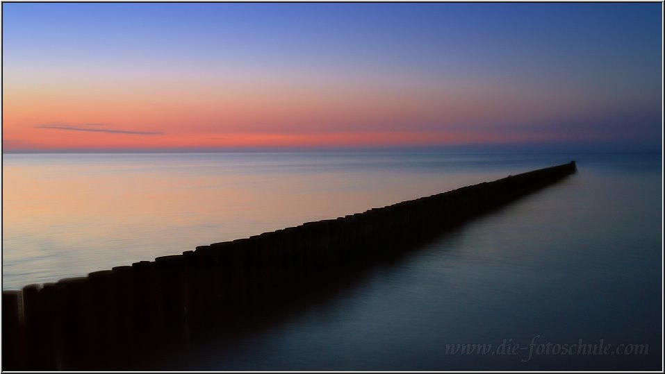 Blaue_Stunde_am_Meer_2.jpg - Hier war es genauso, wie beim Foto zuvor. Da ich den DSLR-Vergleich nicht habe, bin ich auch so zufrieden. Und vom Feeling her, war es so, wie Du es siehst.