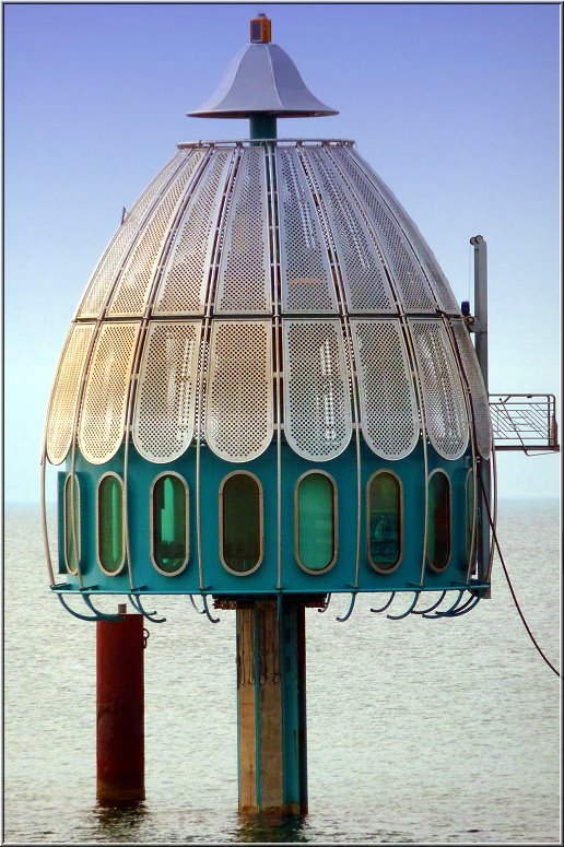 Glocke.jpg - Das neue Touristenspielzeug in Zingst. Per Gondel kannst Du Dir hier den Sandboden angucken und per Videofilm die Fische zeigen lassen  :-)