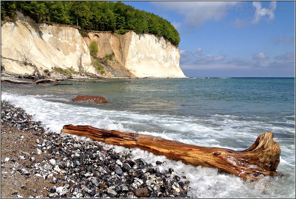 Kreidefelsen_0001.jpg - Auch hier holt sich das Meer, was es haben will.