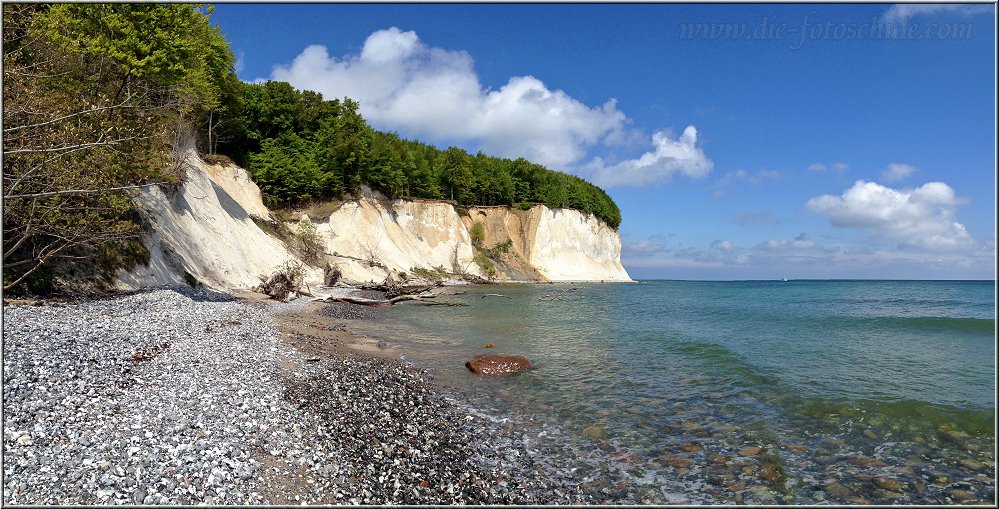 Kreidefelsen_0012.jpg - Mit Sandalen oder sogar barfuß wird es hier allerdings eher etwas beschwerlich. Der Strand ist ein sandloser Kiesstrand mit schwarzweißen Kreidesteinen, Donnerkeilen und Hühnergöttern. Viele Strandwanderer entwickeln hier schon einen gewissen Sammelzwang und schleppen Kilos mit sich rum.