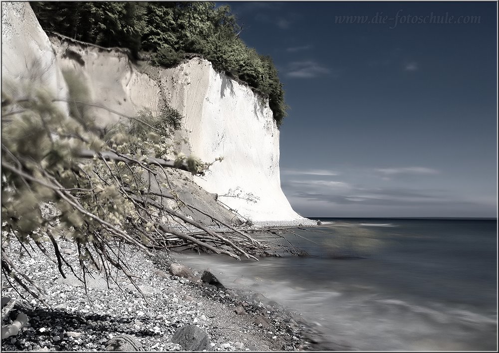 Kreidefelsen_0019_se.jpg - An den Kreidefelsen nahe Sassnitz, hier mit langer Verschlusszeit. Das Meer wirkt glatt gestrichen.