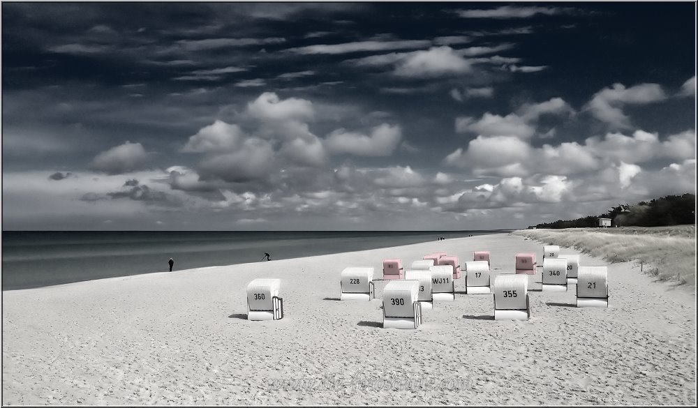 Prerow_2014_001.jpg - Der Blick von der Seebrücke in Prerow in Richtung Zingst. Im Hochsommer zur Schulferienzeit wirst Du hier kaum Sand sehen können.