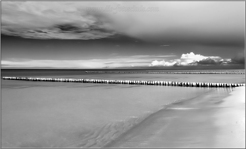 Prerow_2014_006sw.jpg - Und so sieht das mit langer Verschlusszeit aus, das Meer wirkt wie ein ruhiger Badesee, das Wasser ganz weich.