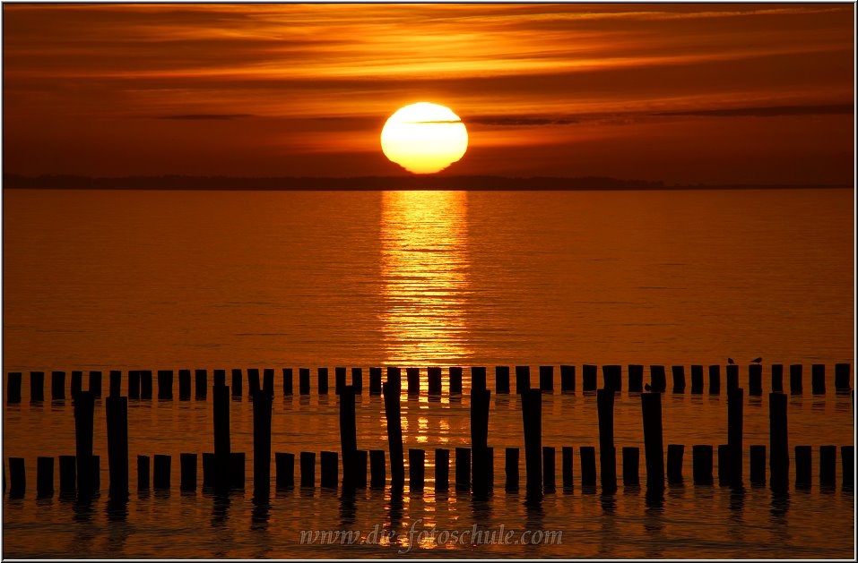 Sonnenuntergang_Seebruecke_Zingst_1.jpg - Von der Seebrücke in Zingst. Hier kam die Sony Alpha A65 mit 500mm Tele zum Einsatz. Bei so schönen Momenten gibts keine Kompromisse bei der Fotoausrüstung, da muss die Große ran.