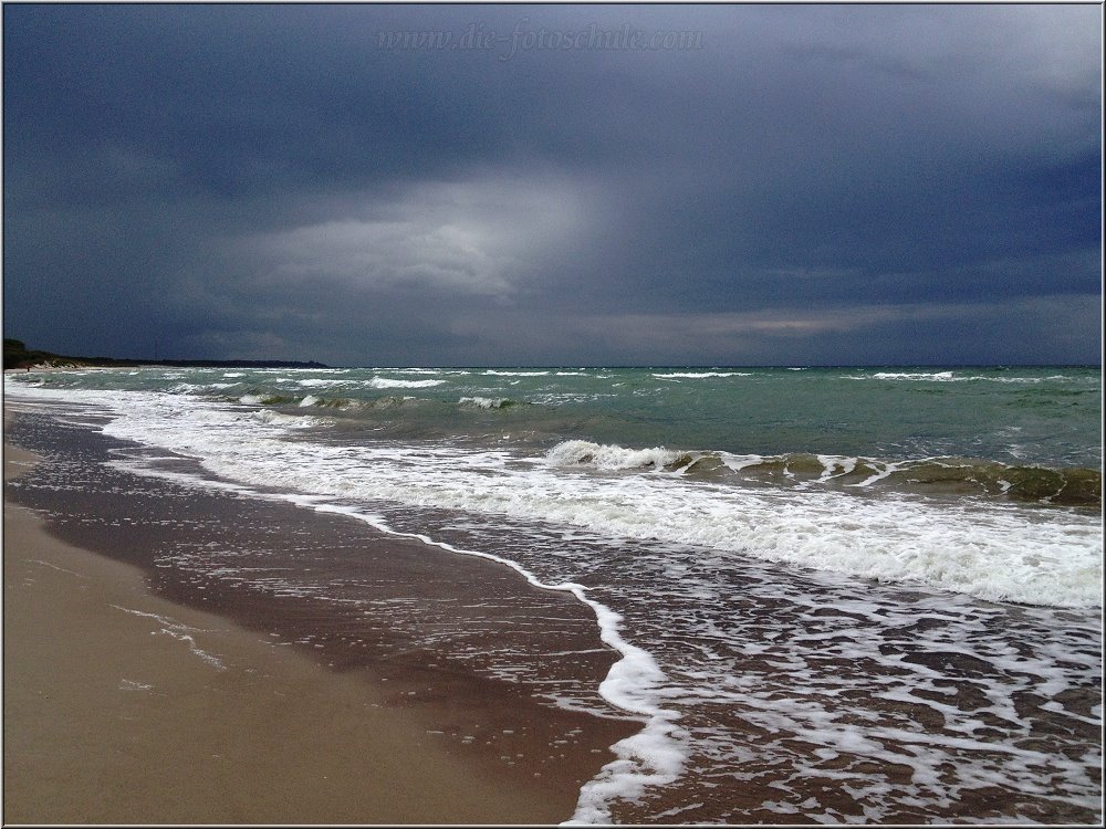 Weststrand_2014_023.jpg - und manchmal so... In dem Falle sind Wetterfunktionsjacken eine gute Investition. Da verstehst Du auch die Angaben im Etikett, wenn da steht: 20.000mm Wasssersäule. Das ist das Maß, wieviel Dir wann den Rücken runterläuft bis in die Unterbuchse.