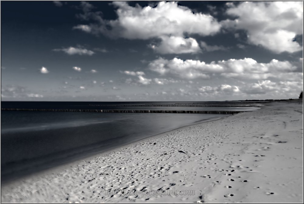 Zingst_2013_H004se.jpg - Ruhig und entspannend sind die ca. 8 Kilometer zwischen Prerow und Zingst. Wenn Du ausserhalb der Sommerferien hier herwanderst, kannst Du das Meer für Dich alleine geniessen.