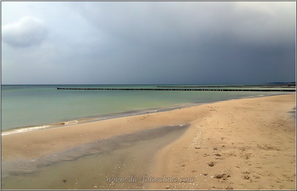 Zingst_2013_H007.jpg - Und wie das an der See nunmal so ist, kann der sonnige Spaziergang schnell mal Wolkenbruch enden...