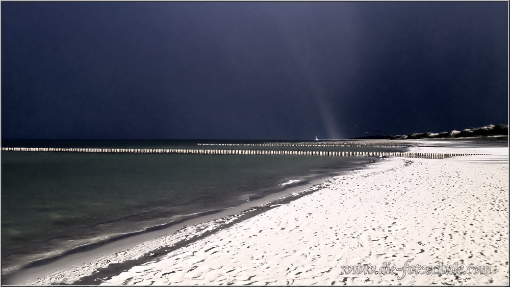 Zingst_2013_H008se.jpg - Dann donnert es kräftig. Die mutigen Strandläufer werden jedoch belohnt...