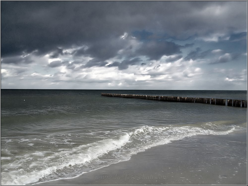 Zingst_2013_H010se.jpg - Das mache am liebsten, vorne am Meer stehen und die Wellen beobachten.