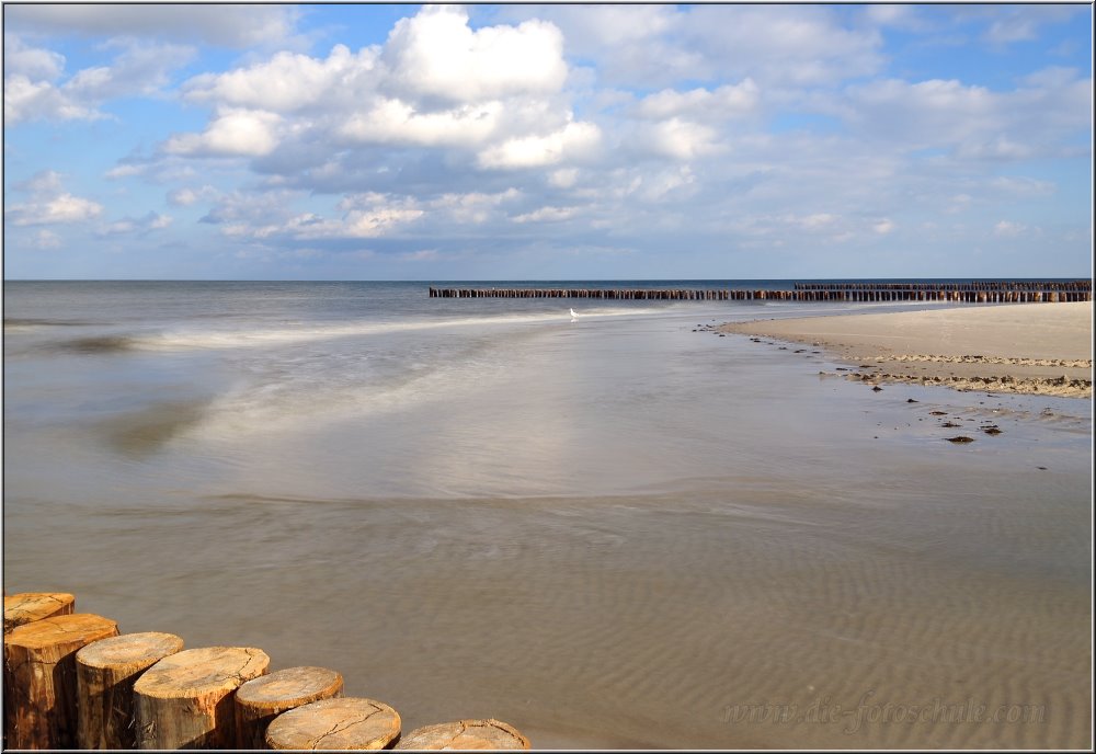 Zingst_2013_H011.jpg - Auch das Foto entstand in der mobilen Telefonzelle zwischen Prerow und Zingst. Dank der App namens Cortex ist das Wasser schön verschwommen geworden (Lange Belichtungszeiten), das nächste Foto dagegen mit kurzer Zeit. Welches nun schöner ist, überlasse ich Dir. Ich kann mich da nicht entscheiden...