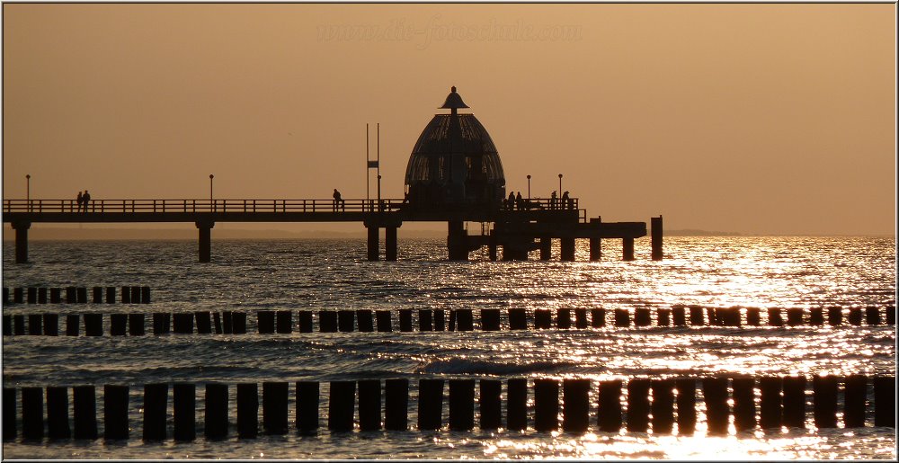 Zingst_2014_Sonnenuntergang_001.jpg - Tauchglocken-Romantik an der Zingster Seebrücke im Mai 2014.