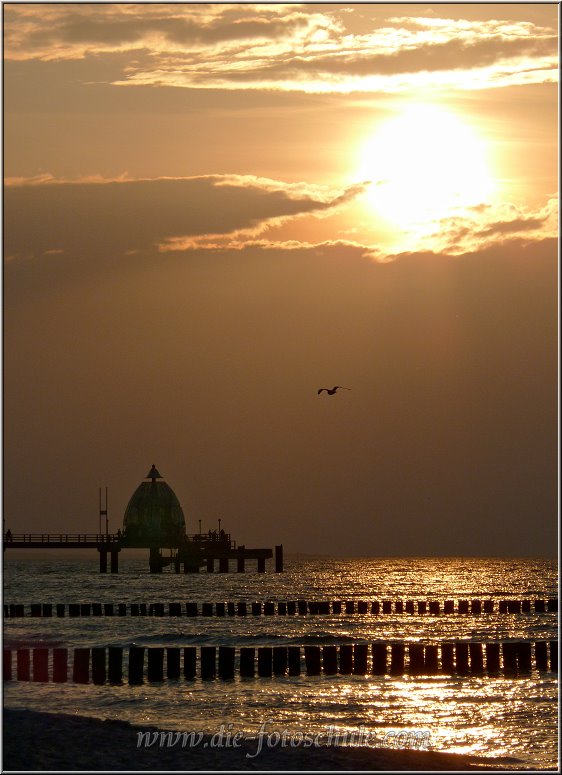 Zingst_2014_Sonnenuntergang_002.jpg - Tauchglocken-Romantik an der Zingster Seebrücke im Mai 2014.