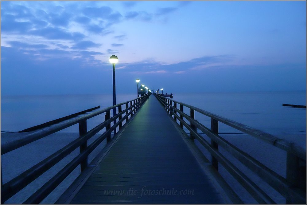 Zingst_Steg_001.jpg - Abends an der Seebrücke in Zingst, die Blaue Stunde lacht mir entgegen.