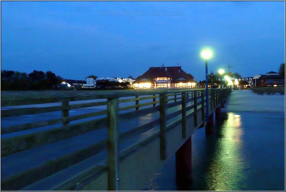 Zingst_Steg_002.jpg - Zur Blauen Stunde an der Seebrücke.