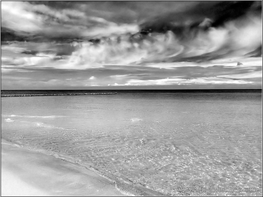 Zingst_Strand_2014_001.jpg - In Schwarzweiß wirken die Wolken manchmal unheimlich