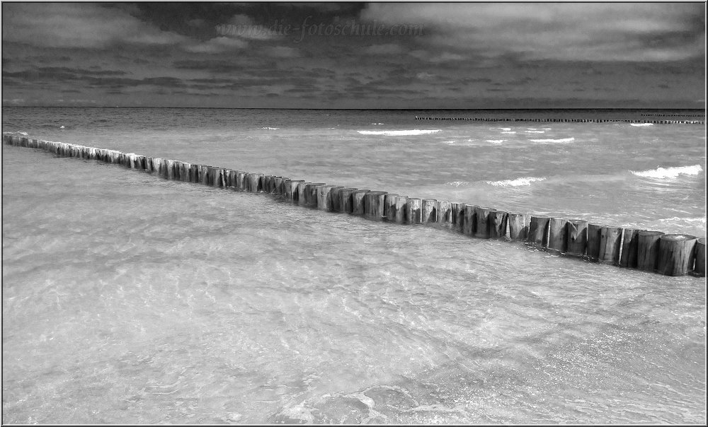 Zingst_Strand_2014_022sw.jpg - Und? Springst Du mit rein?