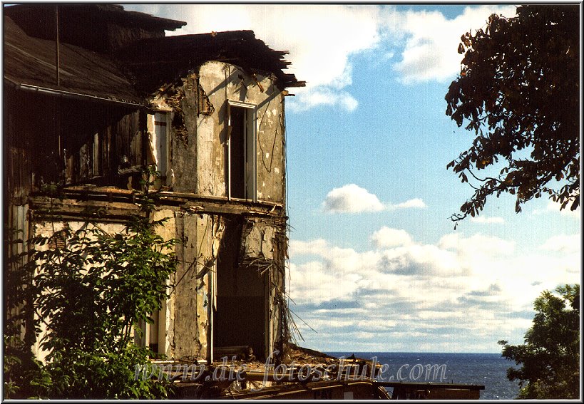 Ruegen_Die_Fotoschule_013.jpg - Rügen im Jahr 1999, heutzutage sieht man da schon in einer gewissen Nostalgie zurück. 1999 sah vieles, was sich heute als Teil eines mondänen Badeortes präsentiert, gar nicht so chic aus. Jedoch finde ich, der morbide Charme des an vielen Stellen Verfallenen, hatte seinen besondernen Reiz. Diese Aufnahme entstand in der Nähe von Sassnitz.