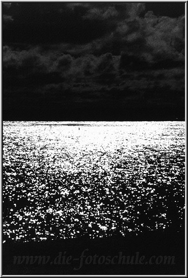 Ruegen_Die_Fotoschule_014.jpg - Blick in die Sonne an der Ostsee bei Sassnitz und gleichzeitig das Ende meiner Fotoserie "Rügen 1999". Vielleicht hast Du Lust Dir meine Fotografien aus dem Jahr 2002 anzusehen, dann klick oben links auf den Pfeil nach oben.