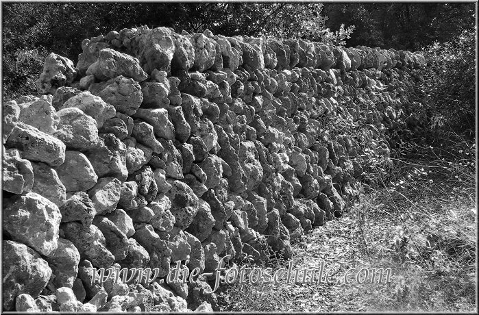 Cala_Turqueta_07.jpg - Eine der typischen nicht enden wollenden Natursteinmauern auf Menorca