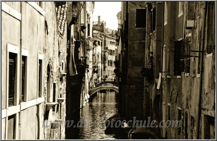 Canaleschwarzweiss2.jpg - Nahe des Dogenpalastes in Venedig Italien