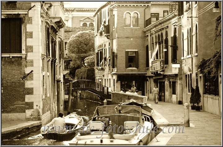 Canaleschwarzweisssepia1.jpg - Venedig, Stadt der Romanzen. Mehr davon gibts in der Rubrik Venedig der Digital-Fotogalerie