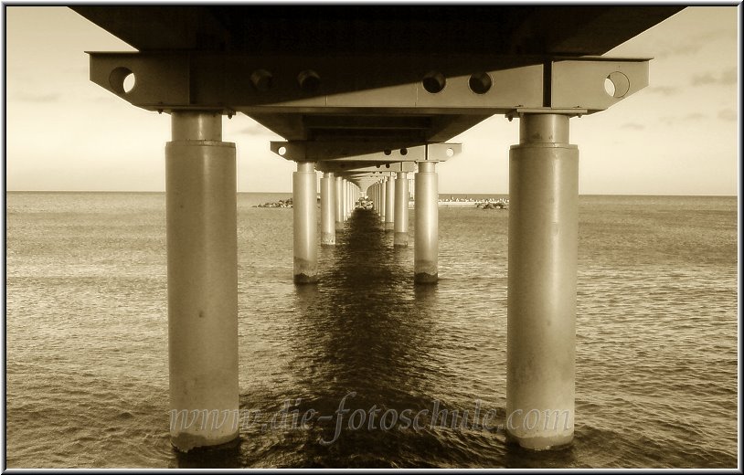 Kellenhusen006_fotoschule.jpg - Unter der neuen Seebrücke von Kellenhusen an der Ostsee, aus meiner Fotoserie Ostseeküste