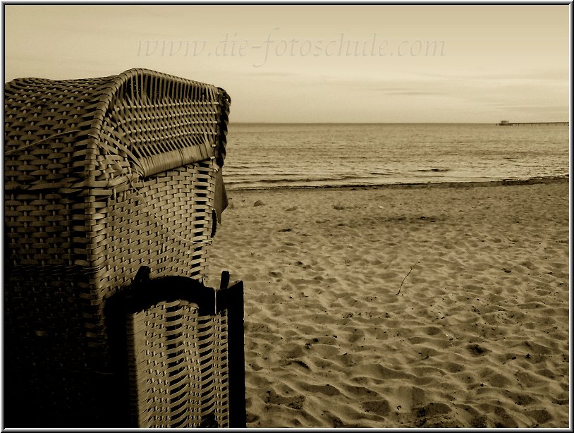 Kellenhusen011_fotoschule.jpg - Am schönen Strand von Kellenhusen an der Ostsee aus meiner Rubrik Ostseeküste. Schwarzweiß-Fotografie nachträglich getont.