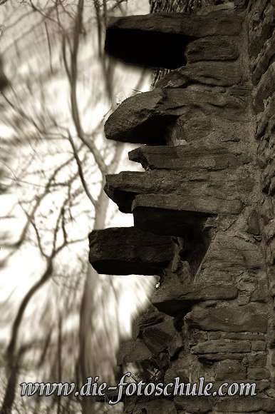 Mauer3.jpg - An den Ruinen der Hohensyburg in Dortmund