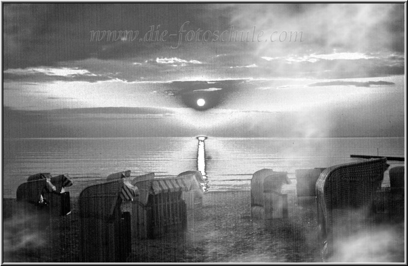 Sonnenaufgang_Timmendorfer_Strand_02_sw.jpg - Sonnenaufgang an der Ostsee, ganz in der Nähe von Timmendorfer Strand. Dieses Bild entstand Anfang der 80er- Jahre und hat schon ein paar verschleissende Jahre auf dem Buckel. Aber ich finde, das macht das Bild nur interessanter....  ist wie mit den Männern ....
