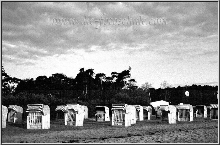 Sonnenaufgang_Timmendorfer_Strand_03_sw.jpg - Ebenfalls, wie das vorherige Bild: Sonnenaufgang an der Ostsee, ganz in der Nähe von Timmendorfer Strand. Dieses Bild entstand Anfang der 80er- Jahre und hat schon ein paar verschleissende Jahre auf dem Buckel.