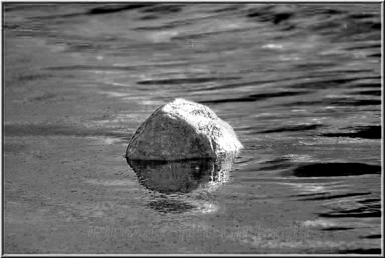 Stein_Kellenhusen.jpg - Stein im Wasser auf Rügen