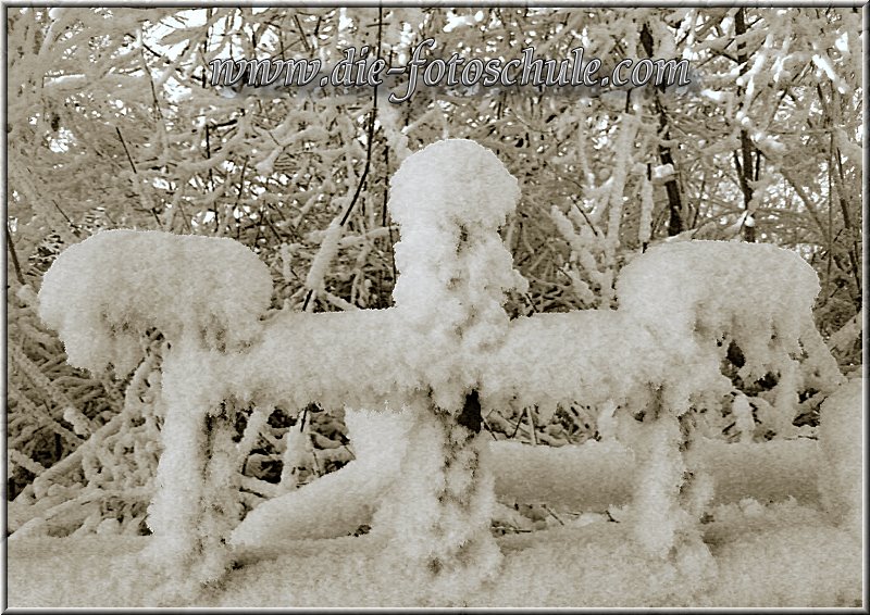 Zaun_mit_Schnee1.jpg - Ein winterlich gekleideter alter Zaun in Unna NRW