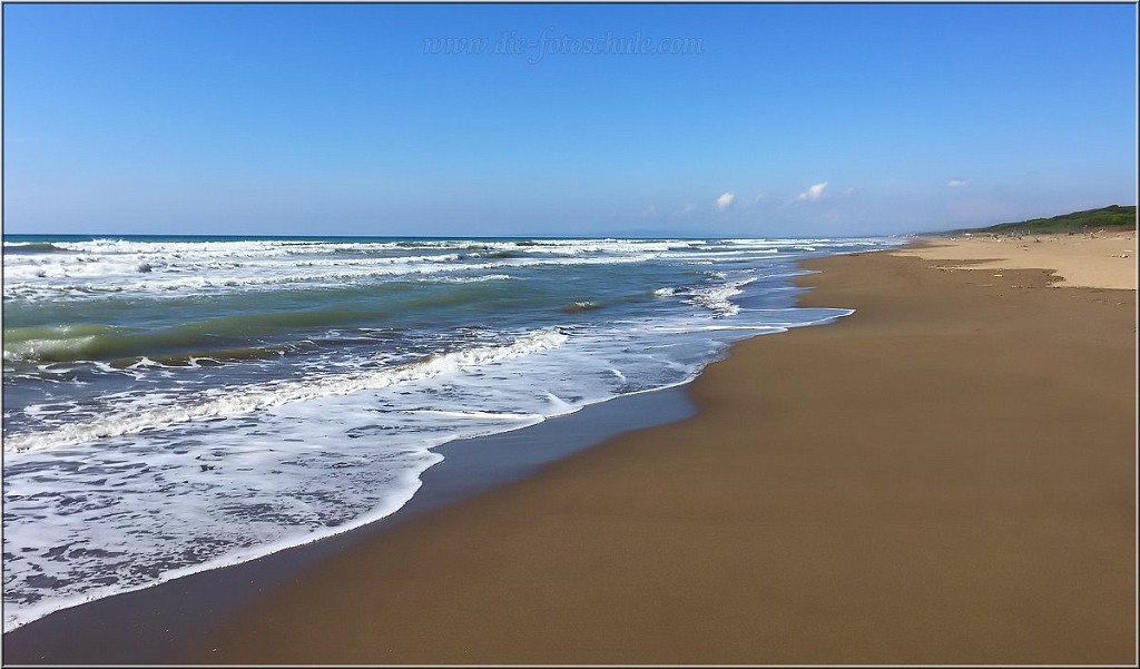 San_Vincenzo_001.jpg - Toskana...? Und ob! So tolle Strände gibt es tatsächlich. Ende August. Nur wenige Kilometer zurück stapelt man sich am Strand auf Mietliegen. Hier ist keiner.