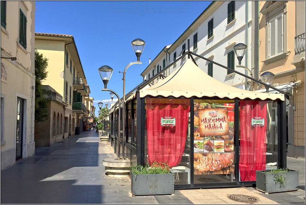 San_Vincenzo_012.jpg - San Vincenzo Fußgängerzone, das Zelt ist ein Restaurant, abends sind die seitlichen Fenster geöffnet. Salami-Klau von der Pizza durch Passanten nicht ausgeschlossen...