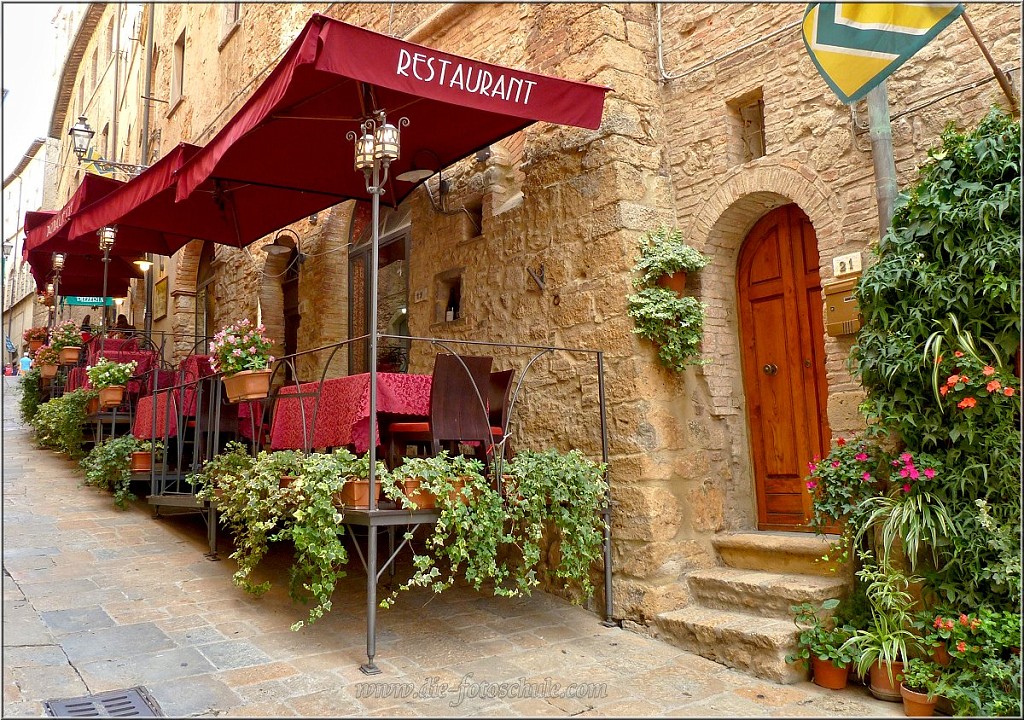 Volterra_009.jpg - Selbst am steilen Hang kann man einen Biergarten basteln, man muß nur wissen, wie