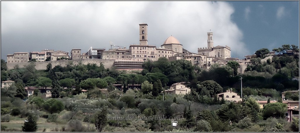 Volterra_015.jpg - Volterra von unten, in zahlreichen Kehren führt die Straße hinauf