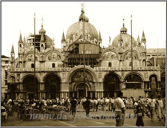 Markuskirche.jpg - Ein schon recht altes Foto aus dem Jahre 1987 von der Markuskirche.