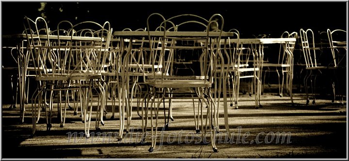 Stuehle.jpg - (200mm Tele, im Licht des späten Nachmittages gegen die Sonne bei offener Blende)Restaurants und Lokale gibt es in Venedig viele.. Günstige, ruhige und zu dem noch gute Restaurants muß man als unerfahrener Tourist in Venedig leider lange suchen; wenn man sie überhaupt findet. Abseits der allseits bekannten Hauptattraktionen, wie Markusplatz und Markusturm, Rialtobrücke, Dogenpalast und Seufzerbrücke findet der entdeckungsfreudige Besucher jedoch ein ganz anderes Venedig. Ruhige Kanäle, verborgene Winkel, Ruhe und kleine, einfache Lokale. Hier ist dieses Bild entstanden.