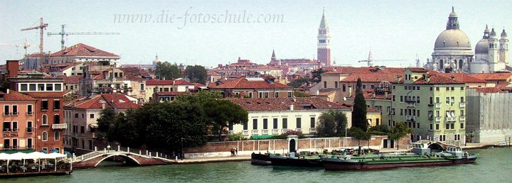 Venedig1.jpg - Ich hatte das Glück, im Jahre 2003 mit einer Fähre von Venedig nach Korfu zu reisen. Die Route begann im Hafen Venedigs und führte vorbei an den schönsten Stellen Venedigs. Ich konnte quasi in Zeitlupe langsam vorbeiziehend den Dogenpalast, Markusplatz, Markusturm, Canale Grande und die Santa Maria della Salute bewundern.