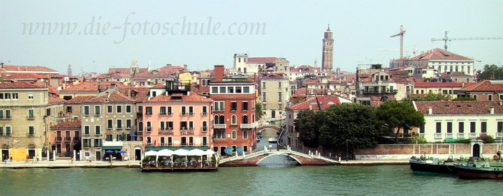 Venedig2.jpg - Ich hatte das Glück, im Jahre 2003 mit einer Fähre von Venedig nach Korfu zu reisen. Die Route begann im Hafen Venedigs und führte vorbei an den schönsten Stellen Venedigs. Ich konnte quasi in Zeitlupe langsam vorbeiziehend den Dogenpalast, Markusplatz, Markusturm, Canale Grande und die Santa Maria della Salute bewundern.